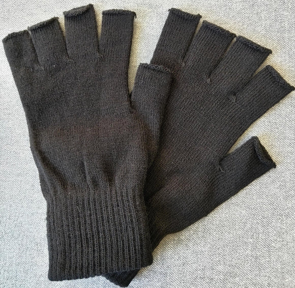 Fingerless black gloves.