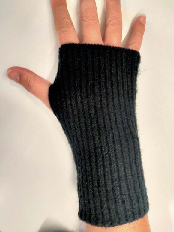 Fingerless black gloves